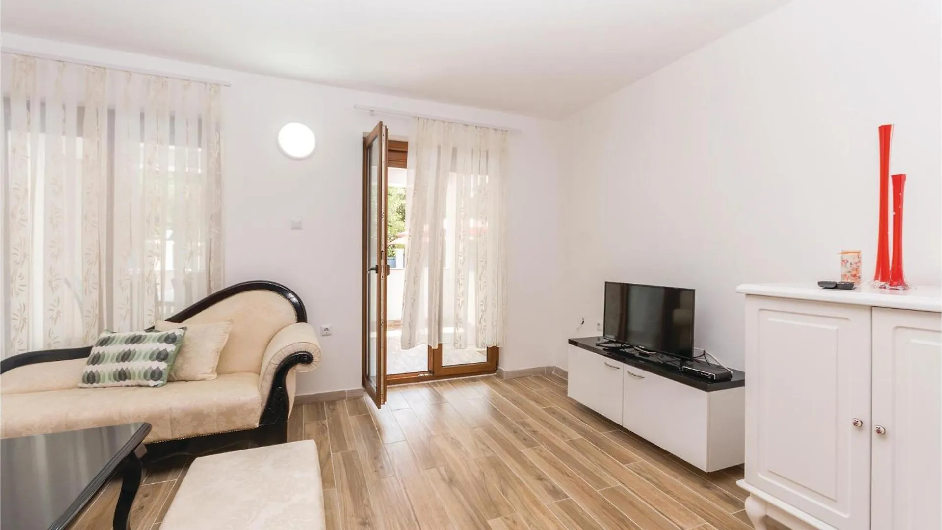 Cozy Home In Pakostane With Kitchen