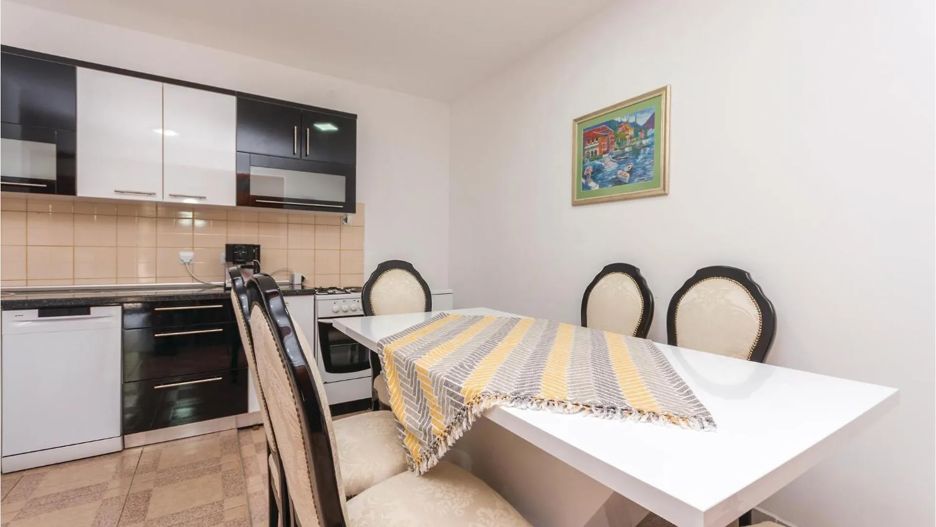 Cozy Home In Pakostane With Kitchen