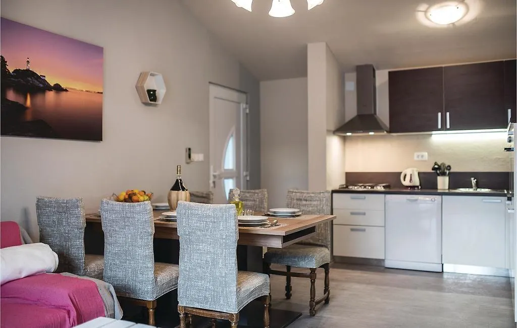 Cozy Home In Pakostane With Kitchen Croatia